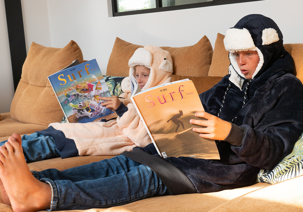 Deux enfants avec des chapka plaid lisent des livres