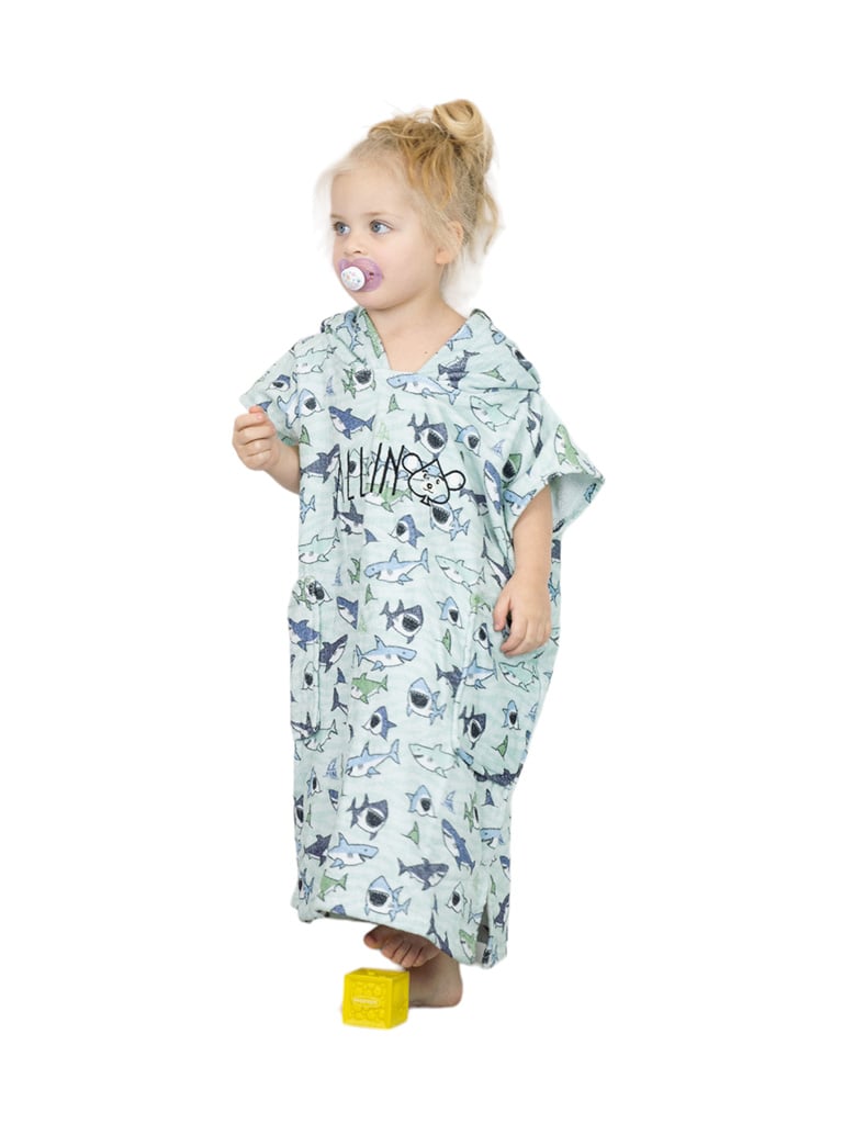 Poncho de bain pour jeune enfant avec des requins en motifs