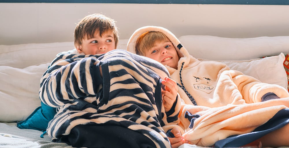 Enfants avec des Ponchos plaid